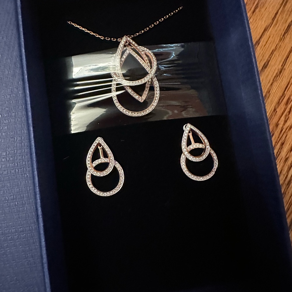 Swarovski Gold Teardrop Necklace Set (New)